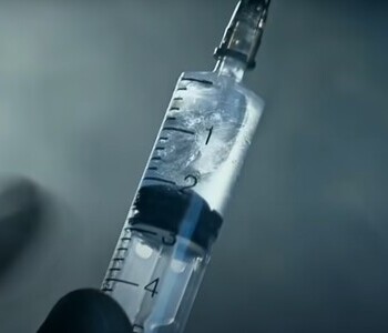 Лечение зависимости от тропикамида в Невельске Шприц с жидкостью