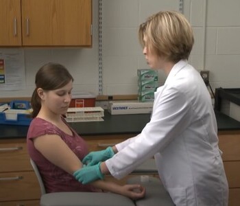 Лечение зависимости от аптечных препаратов в Невельске Врач делает инъекцию пациентке