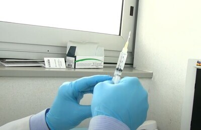 Проведение кодирования Вивитролом в Невельске Шприц с Вивитролом в руках у врача